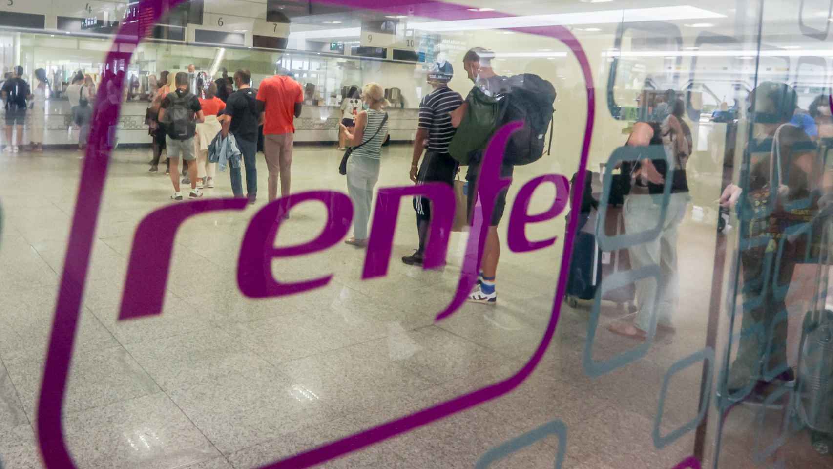 Pasajeros en la estación de Chamartín de Madrid