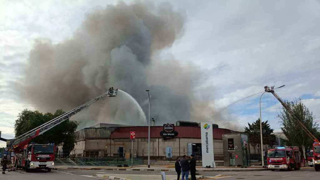 El incendio en la nave de la cárnica Schara en Mercabarna