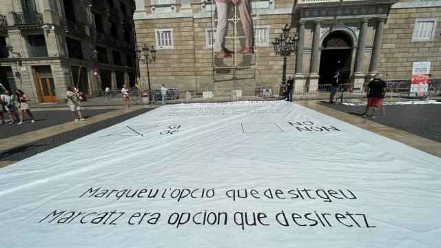 Pancarta reproduciendo una papeleta del  referéndum ilegal del 1-O desplegada en la plaza Sant Jaume de Barcelona
