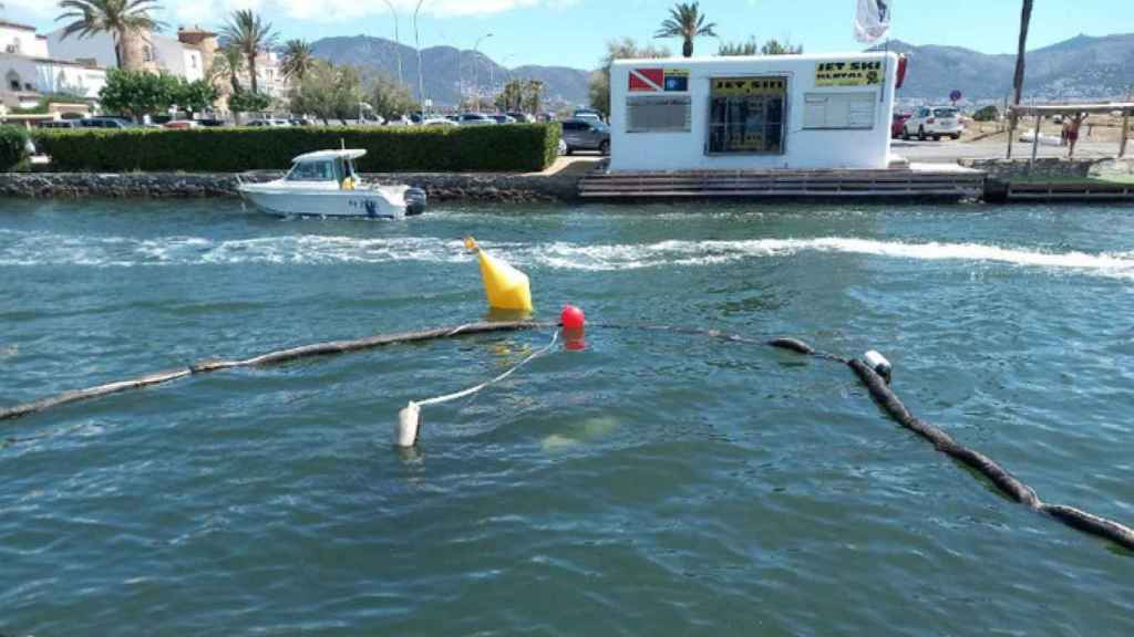 El canal de Empuriabrava donde dos coches cayeron al canal con el resultado de un muerto y seis heridos