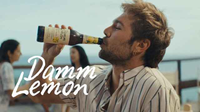 El actor Carlos Cuevas, protagonista de la nueva campaña de Damm Lemon