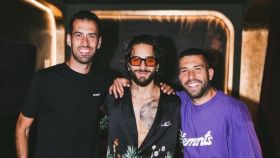 Busquets y Jordi Alba con Maluma