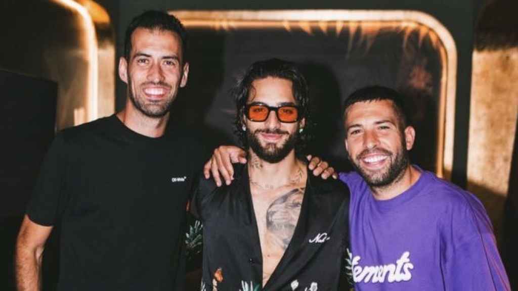 Busquets y Jordi Alba con Maluma