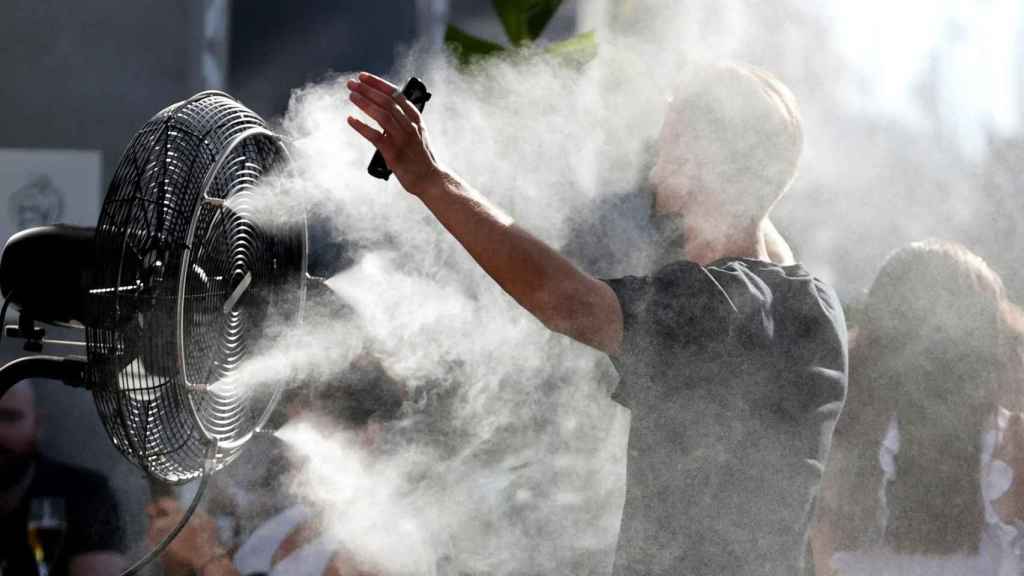 Un hombre frente a un ventilador