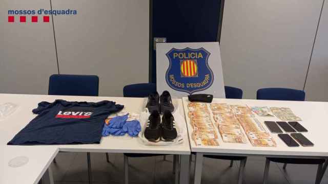 Dinero en efectivo y objetos robados requisados por los Mossos d'Esquadra