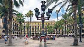 Imagen de la icónica Plaza Real de Barcelona