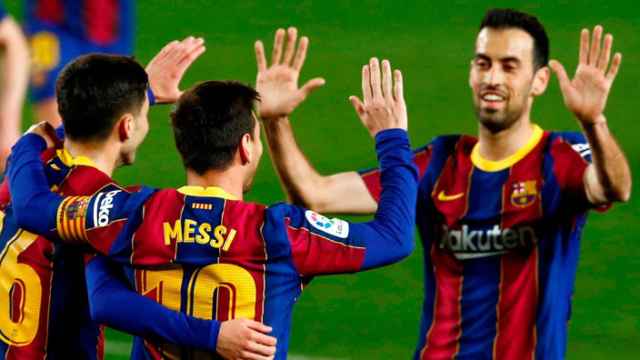 Leo Messi y Sergio Busquets, festejan un gol del Barça en la Liga