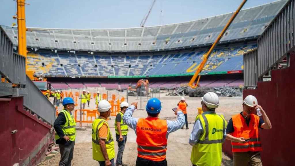 Joan Laporta visita las obras del Camp Nou, con parte de la grada derribada