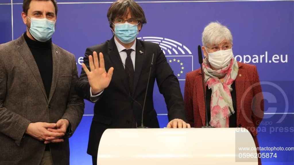 El expresidente de la Generalitat, Carles Puigdemont (c) ofrece una rueda de prensa junto a los exconsejeros Antoni Comín (i) y Clara Ponsatí (d)