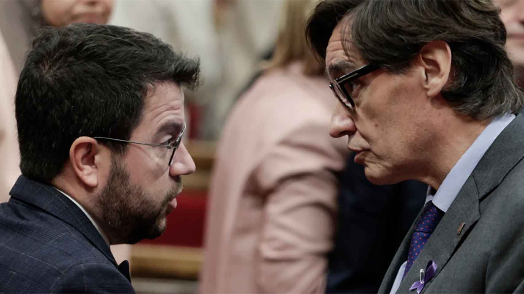 El presidente de la Generalitat, Pere Aragonès, junto a Salvador Illa (PSC) en el Parlament