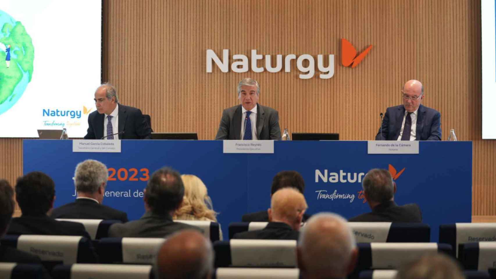 El presidente de Naturgy, Francisco Reynés (centro), durante la junta de accionistas de la compañía