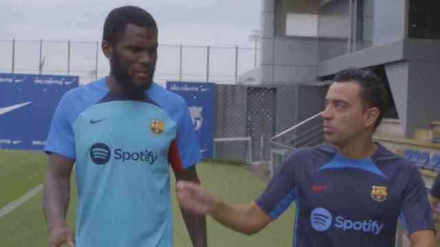 Xavi conversa con Kessié durante un entrenamiento del Barça