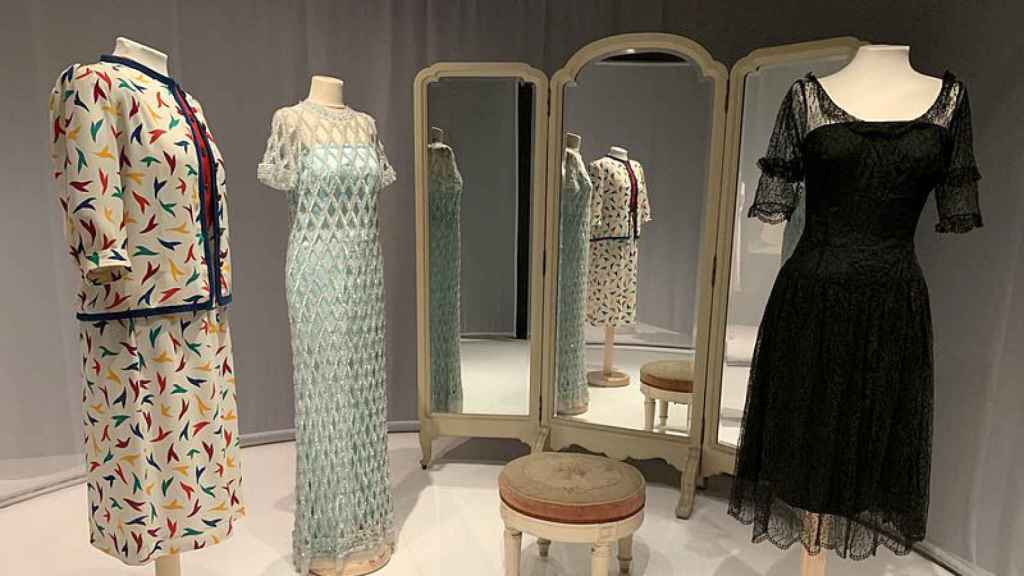 Trajes de la fundación en la exposición 'Moda y Modistas'