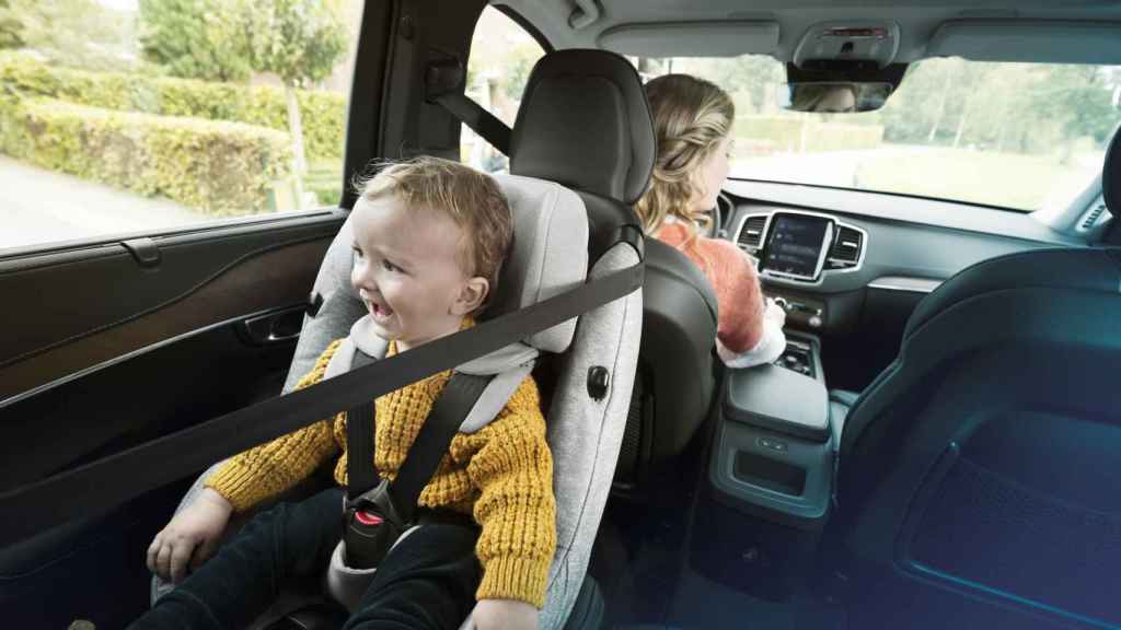 Un niño en un coche