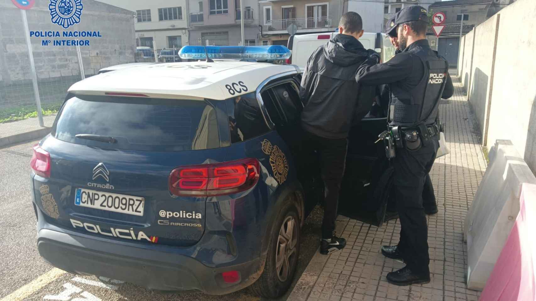 Agentes de la Policía Nacional efectúan una detención, en una imagen de archivo