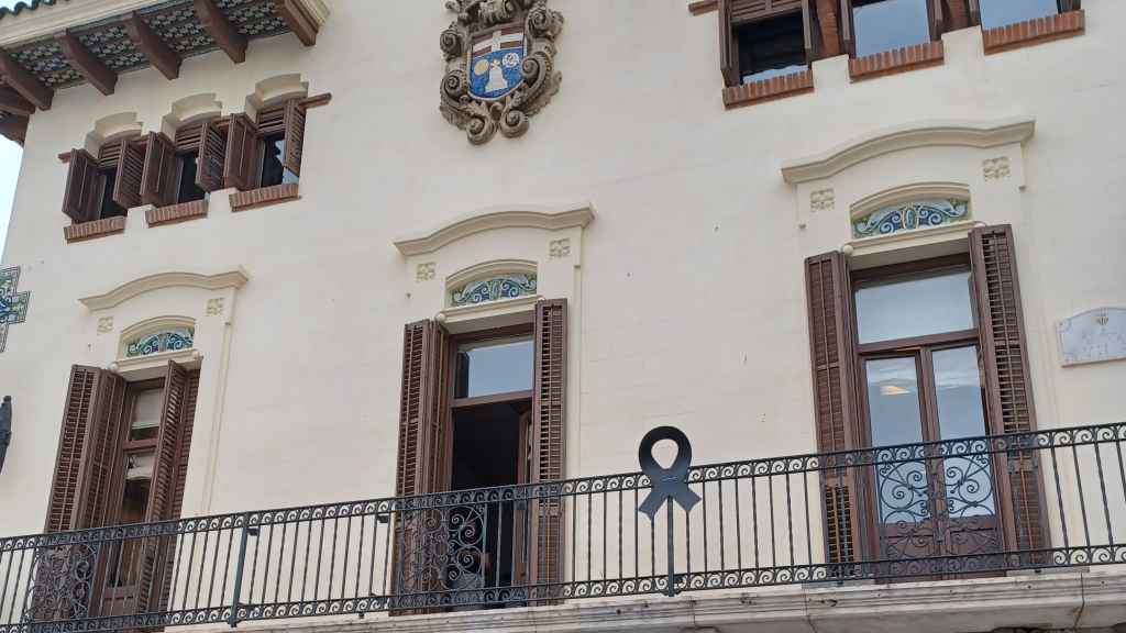 Fachada del Ayuntamiento de Sant Celoni con un crespón negro