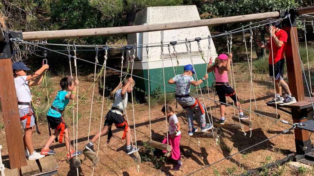 Un grupo de niños participando en una actividad de verano