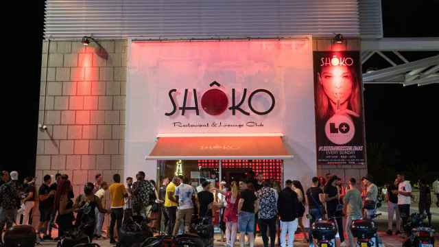 Jóvenes hacen cola para entrar a la discoteca Shoko