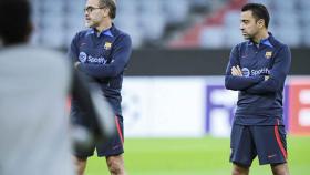 Xavi Hernández, junto a su asistente técnico, en un entrenamiento del Barça