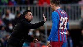Xavi da indicaciones a Nico González en un partido de la 2021-22
