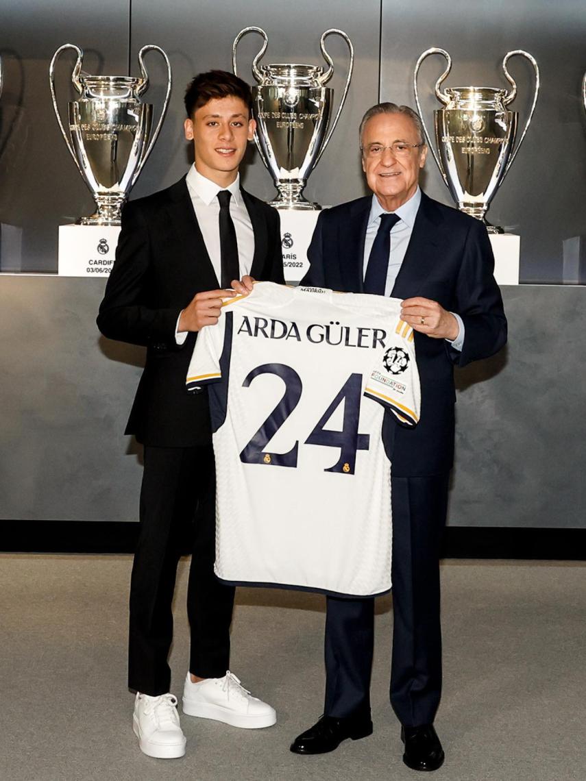 Arda Güler y Florentino Pérez, en la presentación del nuevo jugador del Real Madrid