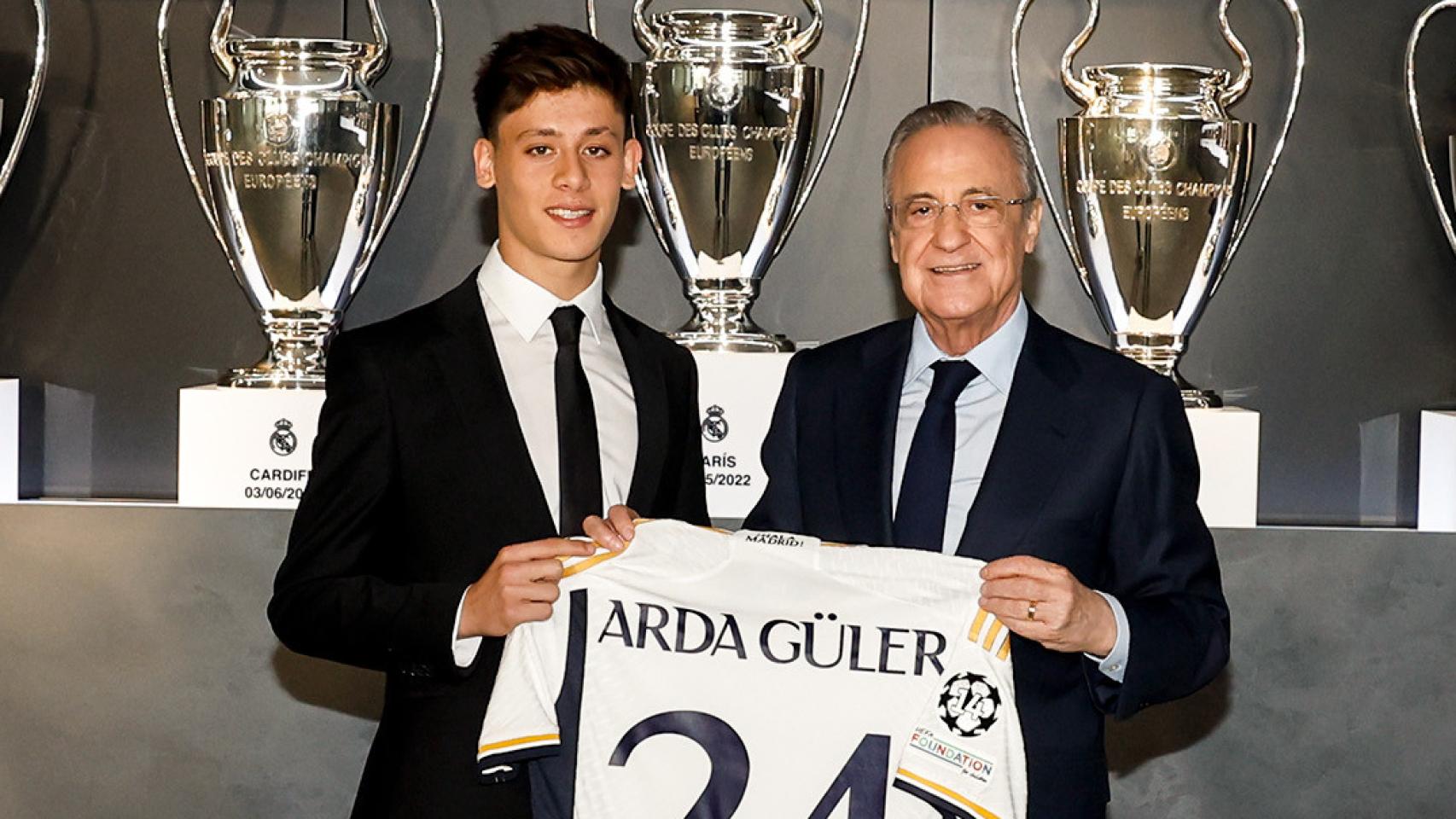 Arda Güler y Florentino Pérez, en la presentación del nuevo jugador del Real Madrid