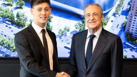 El apretón de manos entre Arda Güler y Florentino Pérez