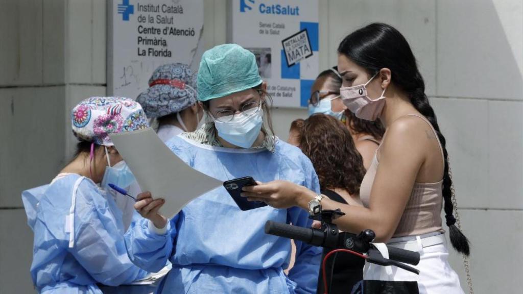 Imagen de una enfermera atendiendo en un ambulatorio catalán