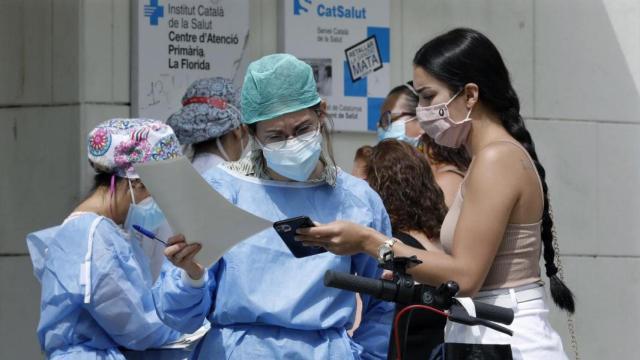 Imagen de una enfermera atendiendo en un ambulatorio catalán
