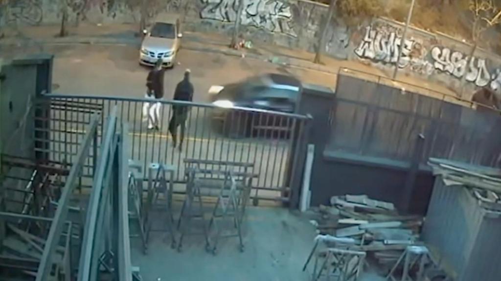Momento en el que el detenido arrolla a tres jóvenes a la salida de una discoteca de Cerdanyola del Vallès
