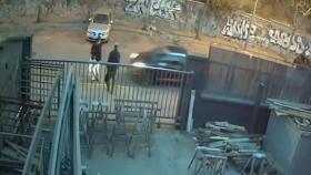 Momento en el que el detenido arrolla a tres jóvenes a la salida de una discoteca de Cerdanyola del Vallès