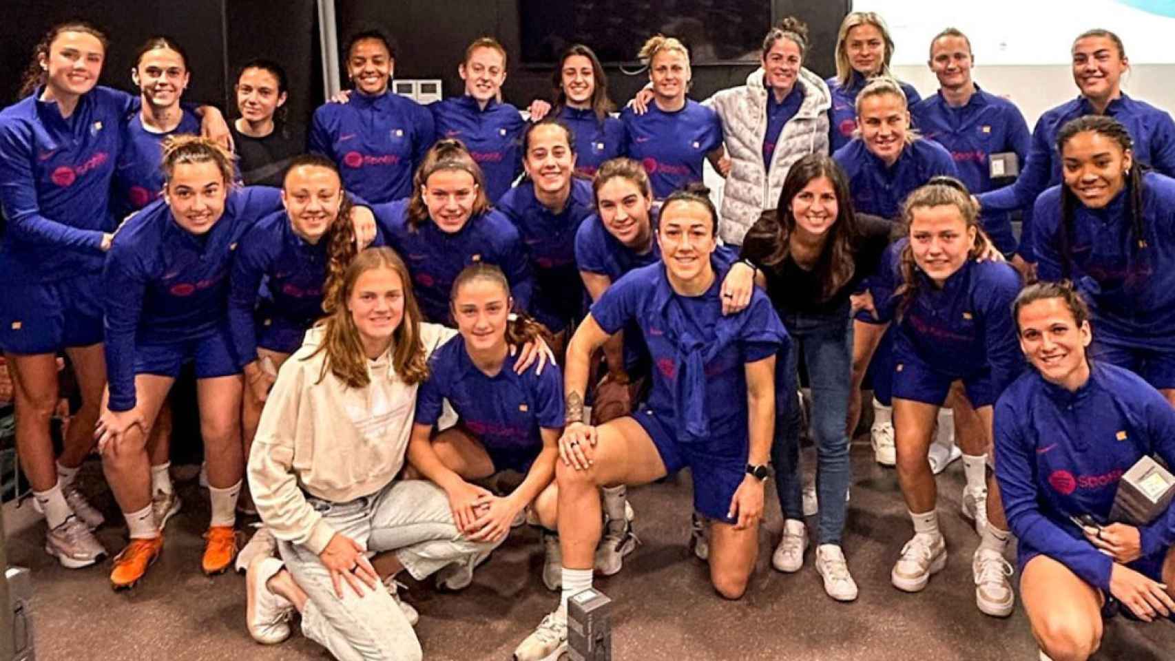 La presidenta de FUTPRO, Amanda Gutiérrez, con la plantilla del Barça Femenino