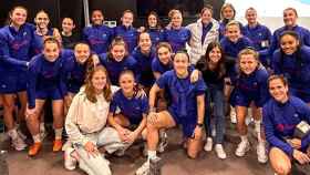 La presidenta de FUTPRO, Amanda Gutiérrez, con la plantilla del Barça Femenino