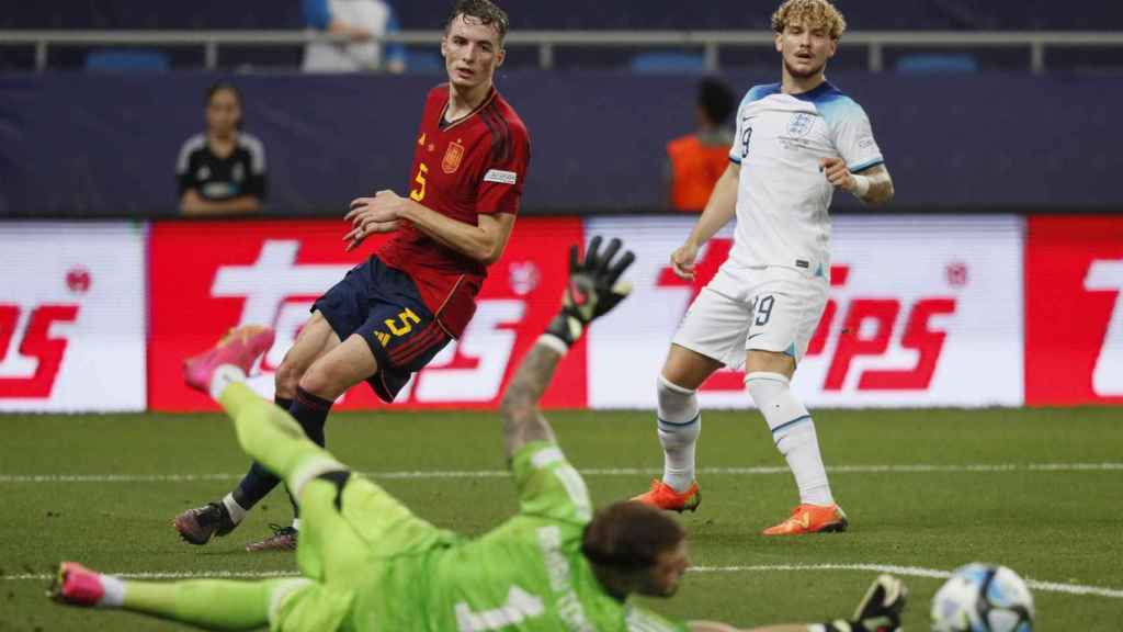 Arnau Tenas firma una de sus paradas ante Inglaterra en el Europeo sub-21