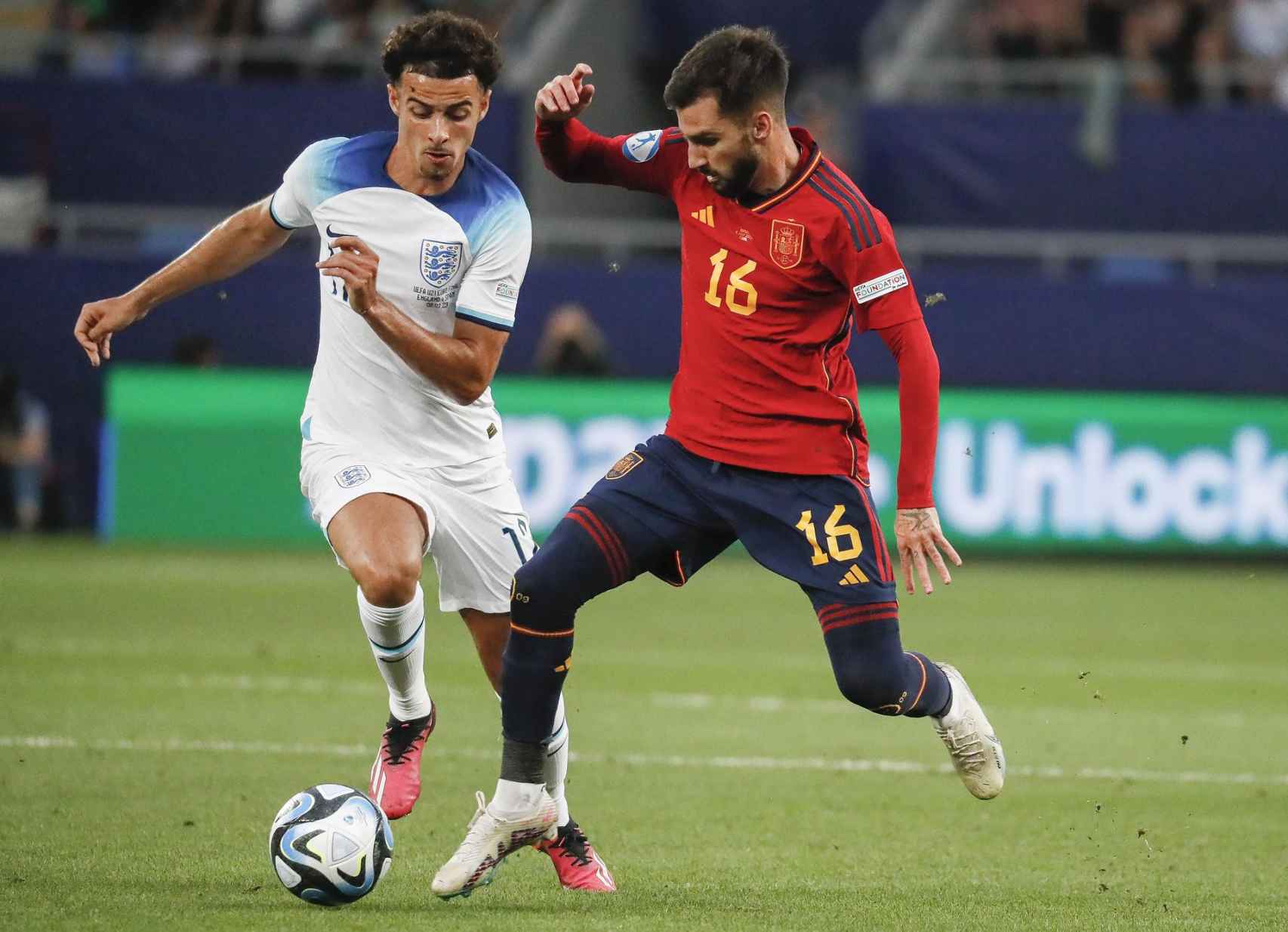 Curtis Jones y Álex Baena pugnan por el balón