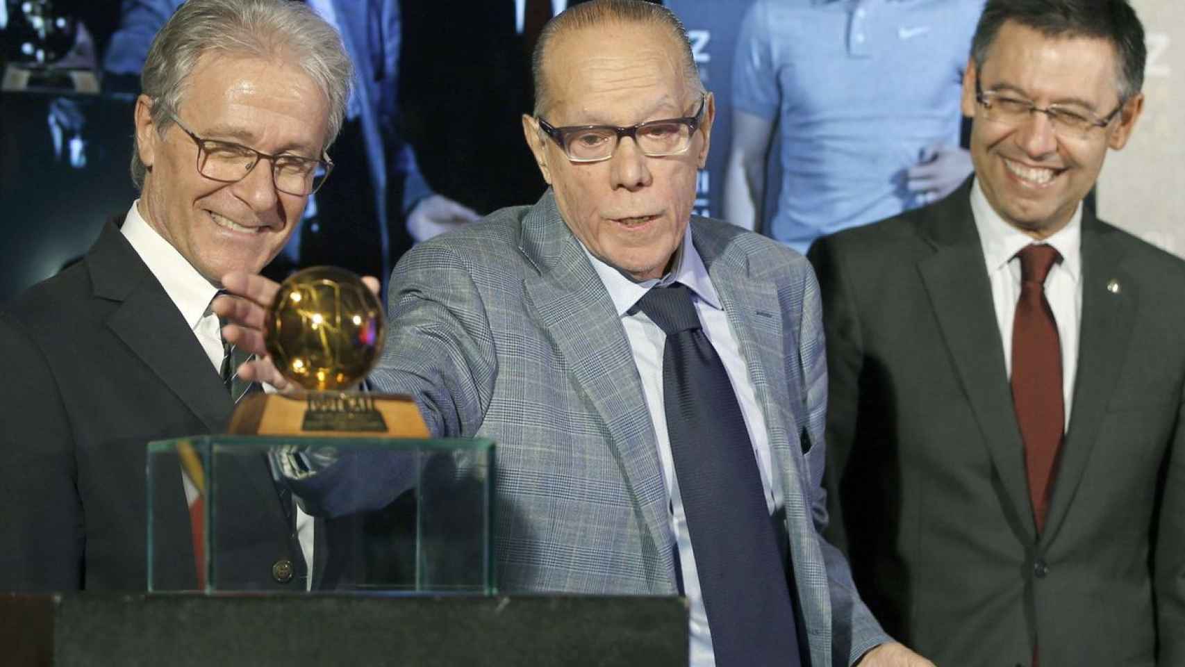 Luis Suárez, con el expresidente Bartomeu