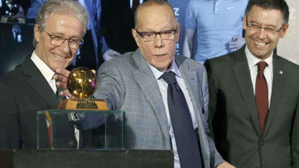 Luis Suárez Miramontes, con el Balón de Oro ganado en 1960