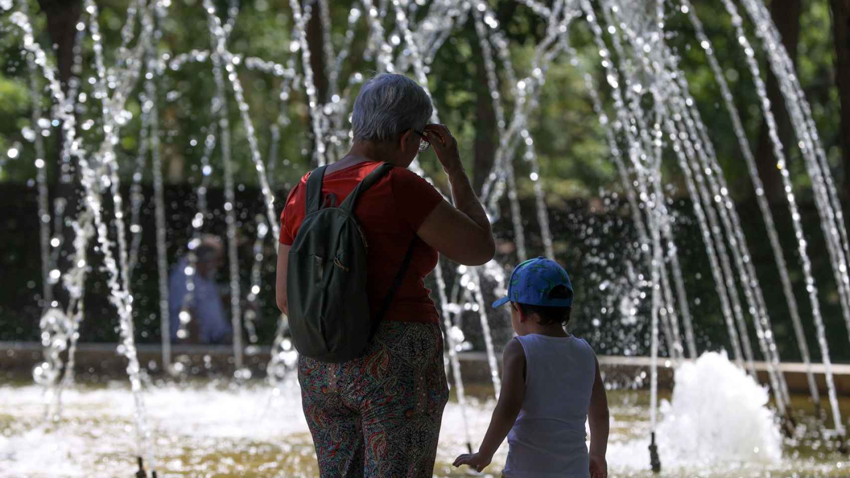 Dos personas en unas fuentes de agua