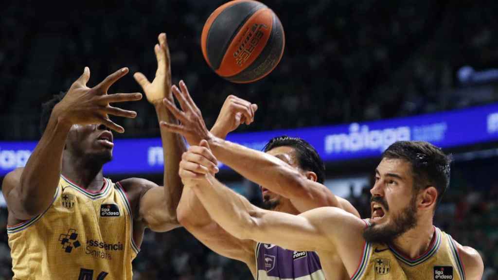 James Nnaji, luchando por un rebote con la camiseta del Barça / EFE