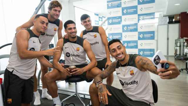 Los jugadores del FC Barcelona, posando con la nueva camiseta de entrenamiento / REDES