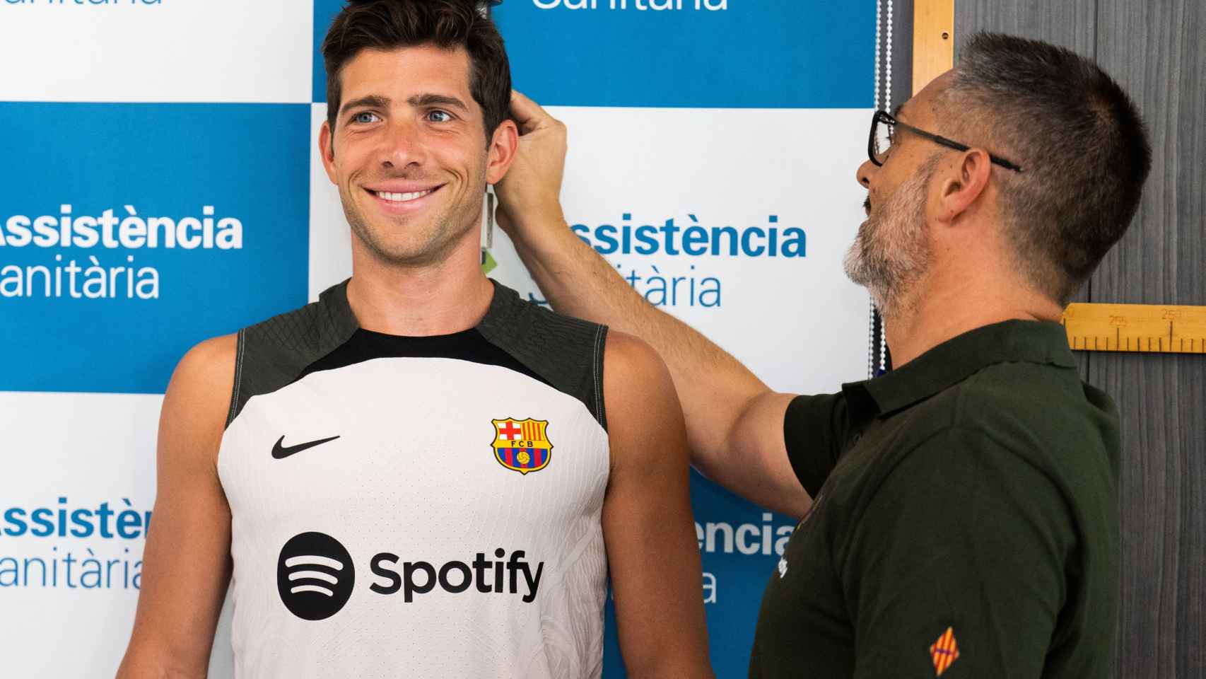 Sergi Roberto pasa la revisión médica con el Barça