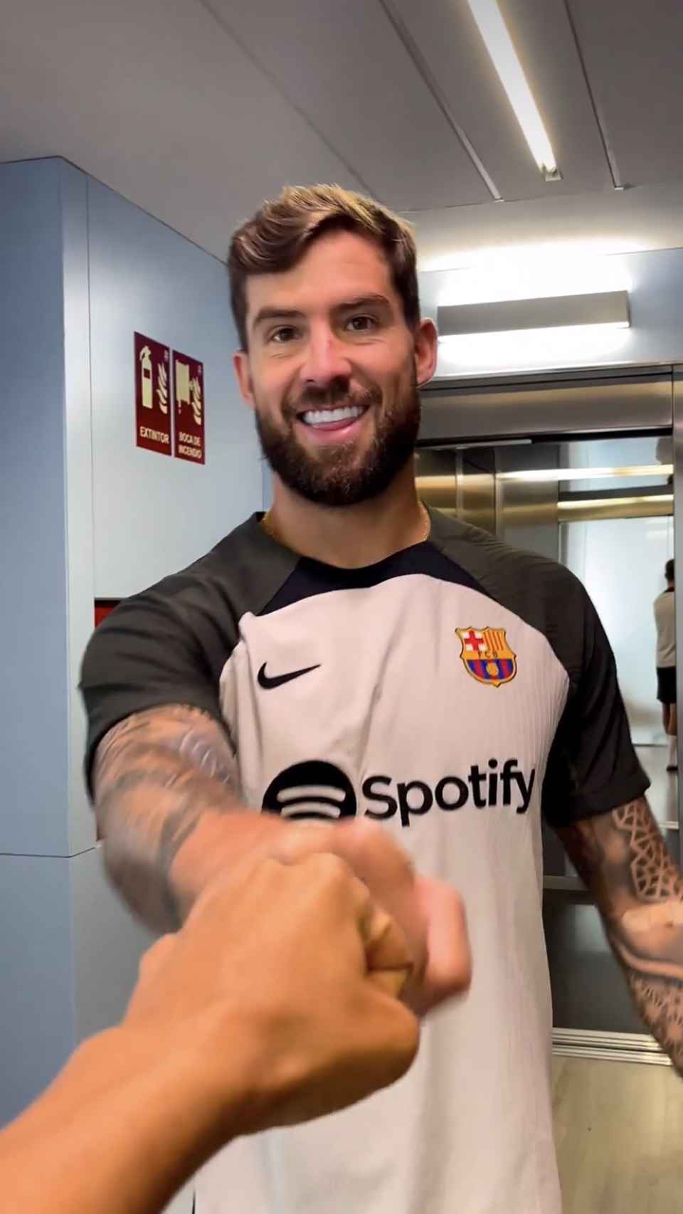 Íñigo Martínez, sonriente en las instalaciones del Barça / REDES