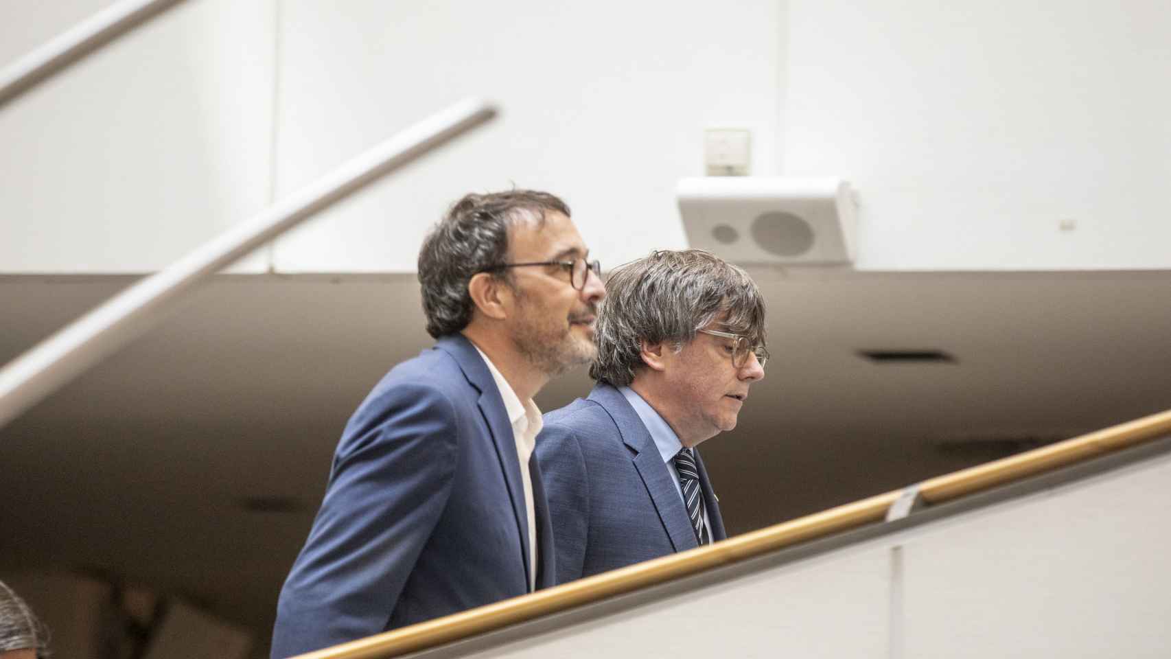 Carles Puigdemont (d) en la sede de Bruselas del Parlamento Europeo