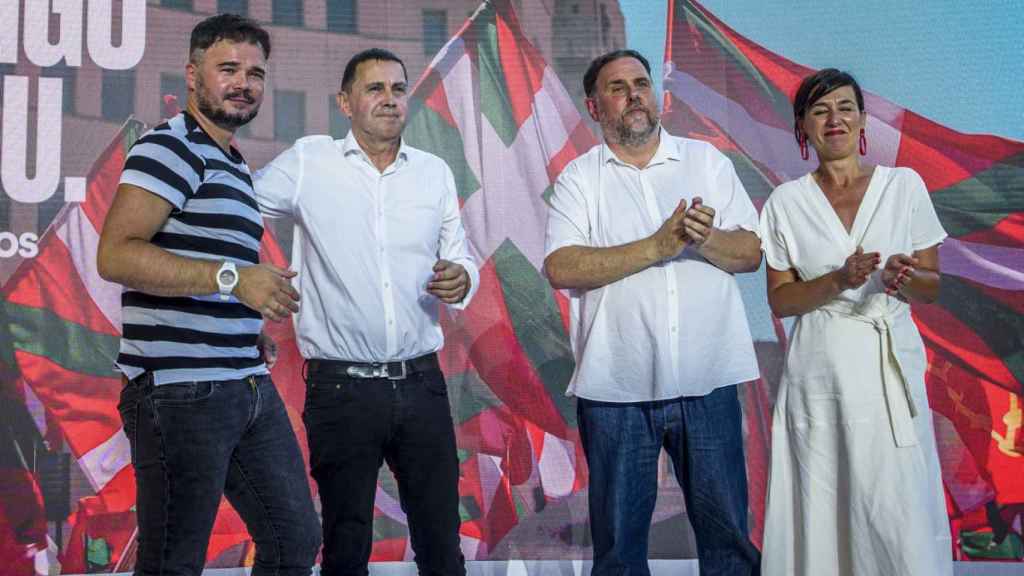 Gabriel Rufián, Arnaldo Otegi,  Oriol Junqueras y Jasone Agirre (d), en un mitin de ERC y Bildu