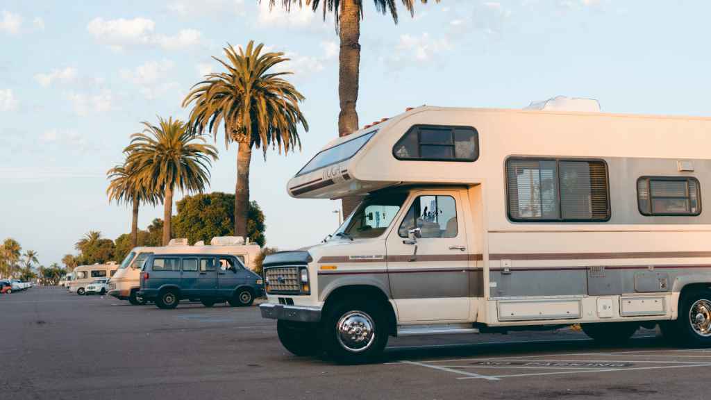 Una autocaravana estacionada en un párking