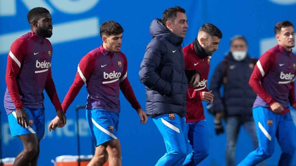 Xavi dirige un entrenamiento del Barça