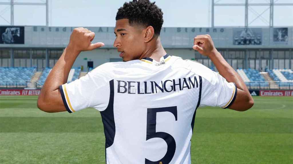 Jude Bellingham, posando con la camiseta del Real Madrid / REDES