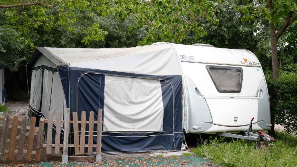 Foto de archivo de una caravana en un camping