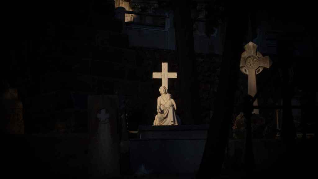 Lápidas y esculturas del recinto del Cementerio de Montjuic, en Barcelona