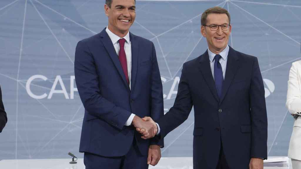 Los candidatos a la presidencia del Gobierno, el socialista Pedro Sánchez (i) y el popular Alberto Núñez Feijoo, antes de iniciar el debate electoral hoy lunes en Madrid